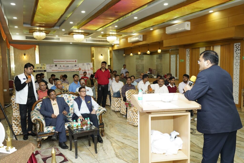 CA Amit Jain dresing ABR members